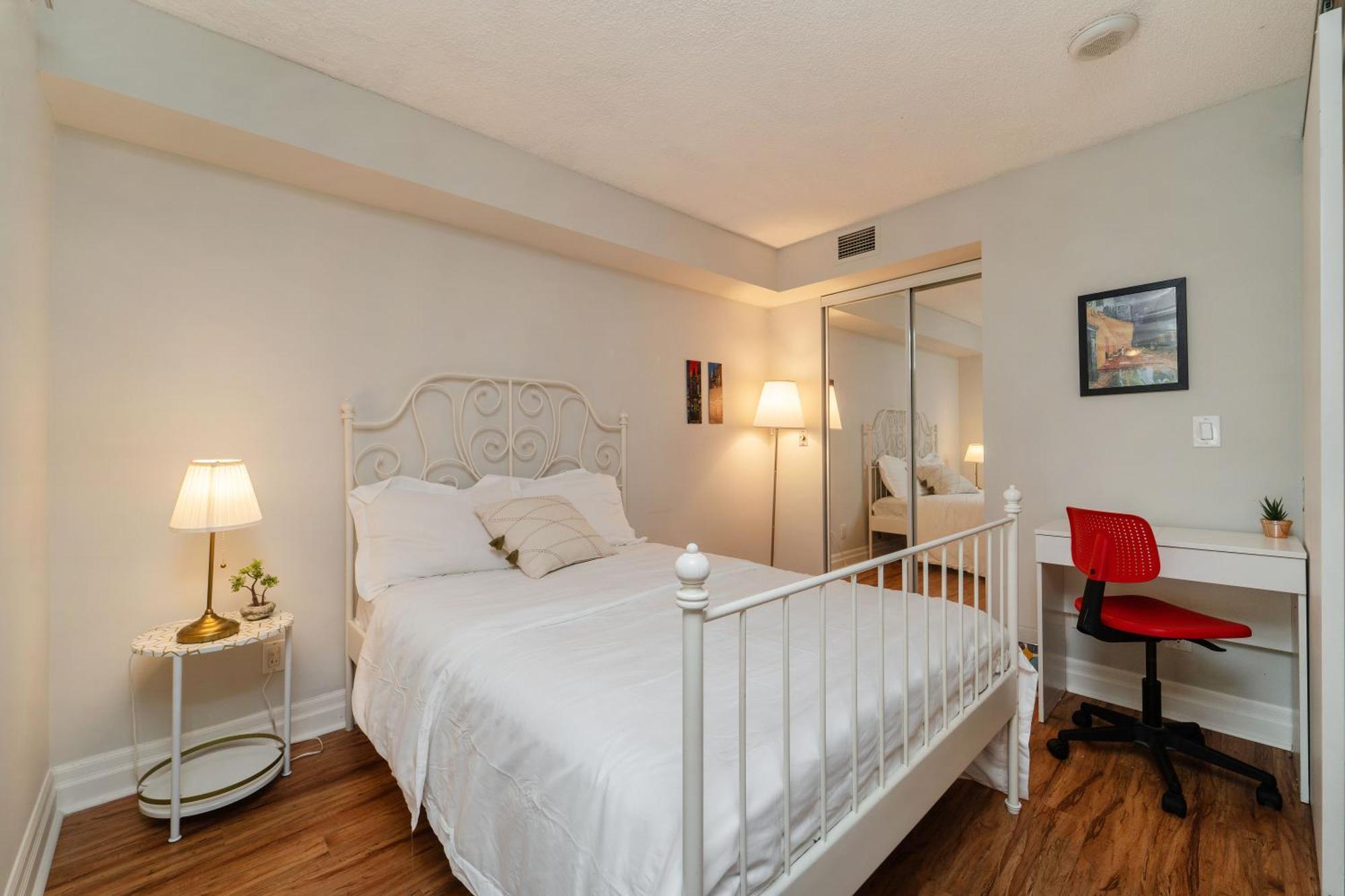 Spacious 2 Bedroom Plus Den, 2 Bath, Sleeps 5 With Balcony And Lakeview Downtown Toronto Condo Exterior foto