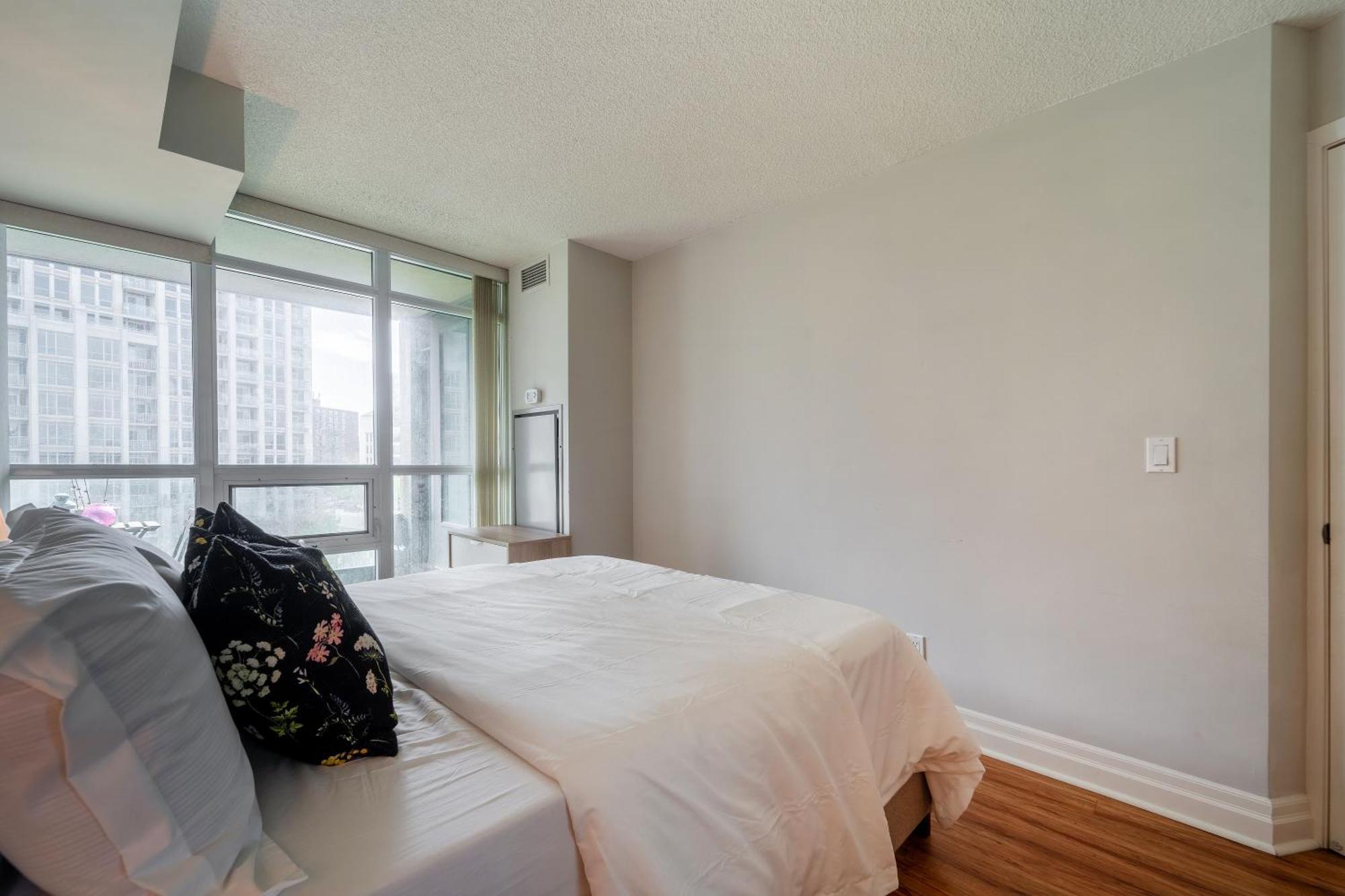 Spacious 2 Bedroom Plus Den, 2 Bath, Sleeps 5 With Balcony And Lakeview Downtown Toronto Condo Exterior foto