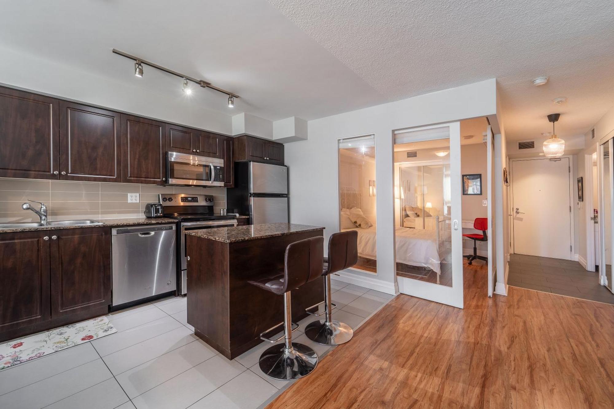 Spacious 2 Bedroom Plus Den, 2 Bath, Sleeps 5 With Balcony And Lakeview Downtown Toronto Condo Exterior foto