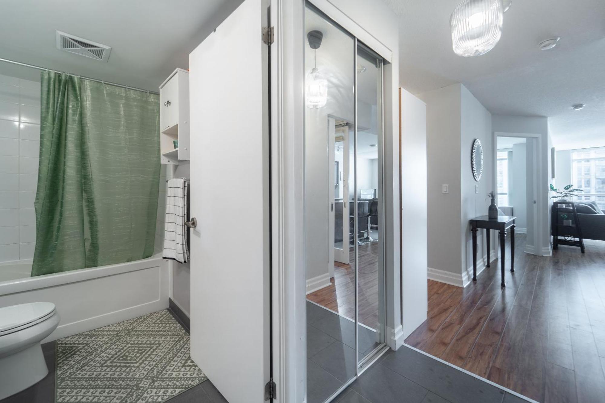 Spacious 2 Bedroom Plus Den, 2 Bath, Sleeps 5 With Balcony And Lakeview Downtown Toronto Condo Exterior foto