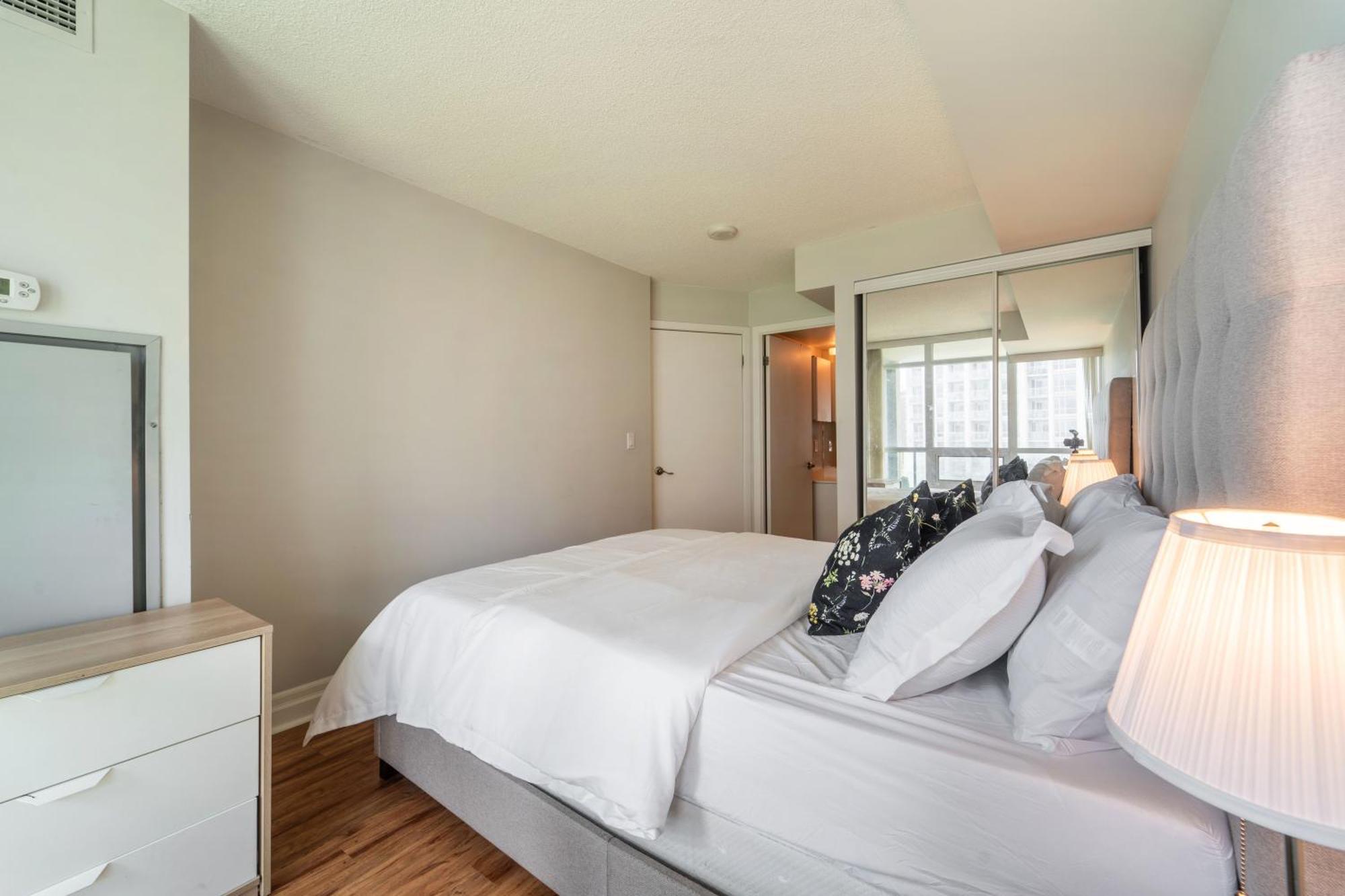 Spacious 2 Bedroom Plus Den, 2 Bath, Sleeps 5 With Balcony And Lakeview Downtown Toronto Condo Exterior foto